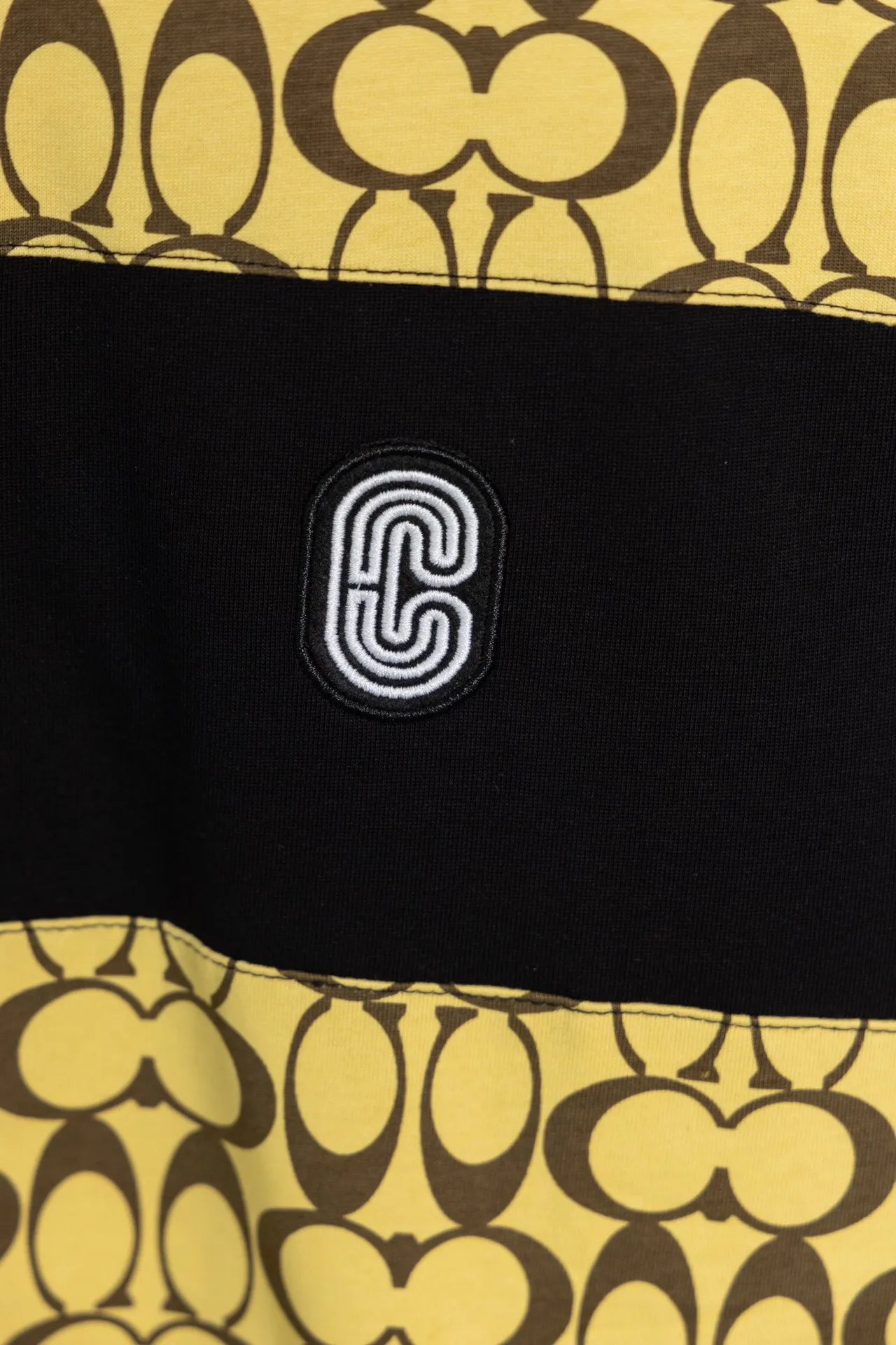 X 024 COACH𦸅Chi 25ss New Arrival T-shirt, Classic Presbyopia Series splicing style + brand logo embroidery technology, highly customized. Double gauze pure cotton fabric, soft fabric, fashionable Versatile, Same Style for men and women. Color: Yellow, Black, Size: S～XXL.